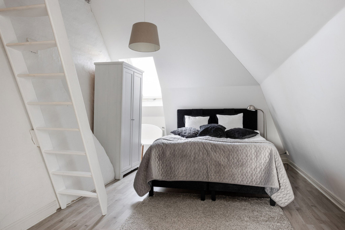 Sovavdelning i vindsvåning Köpingevägen 9
