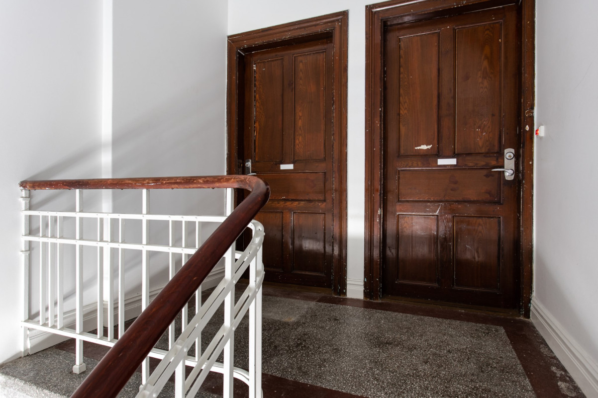 Entré till vindsvåningarna Köpingevägen 9