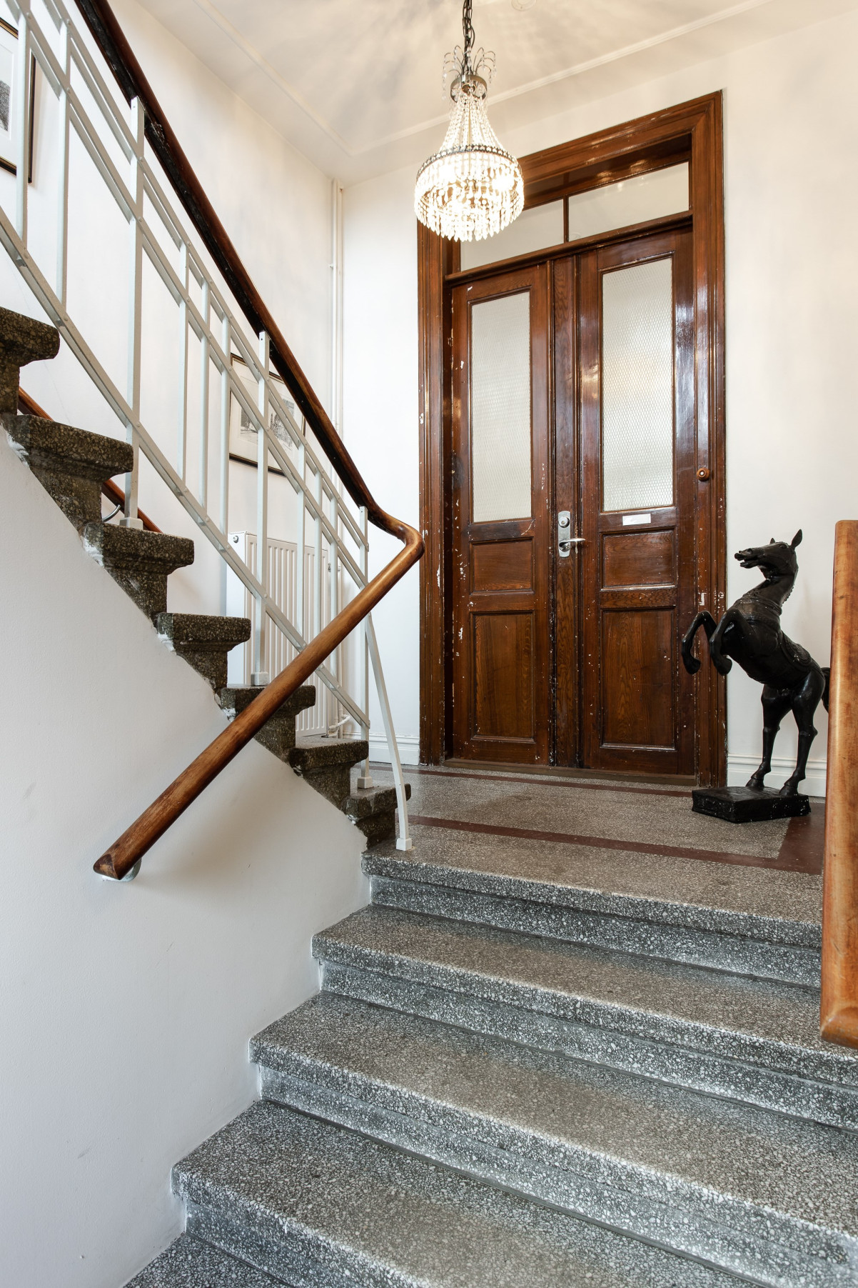 Entré till en av paradvåningarna Köpingevägen 9