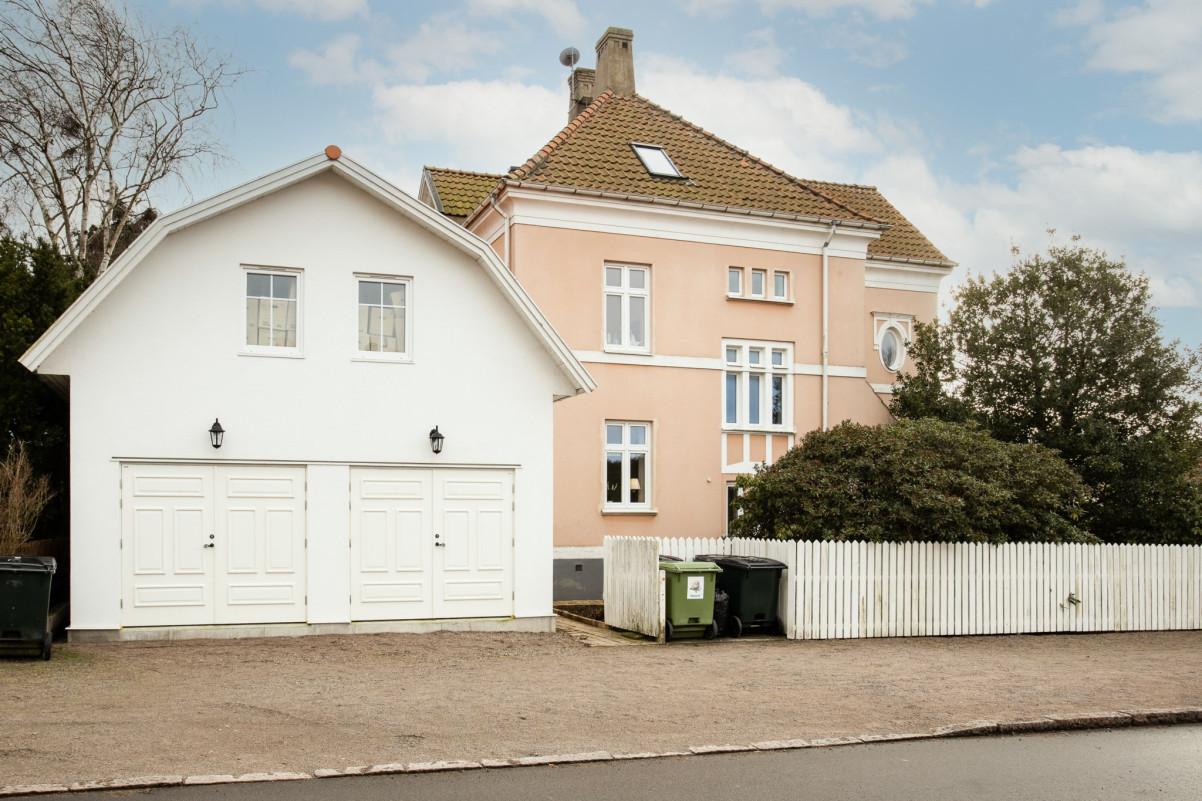 Framsida av garage Köpingevägen 9