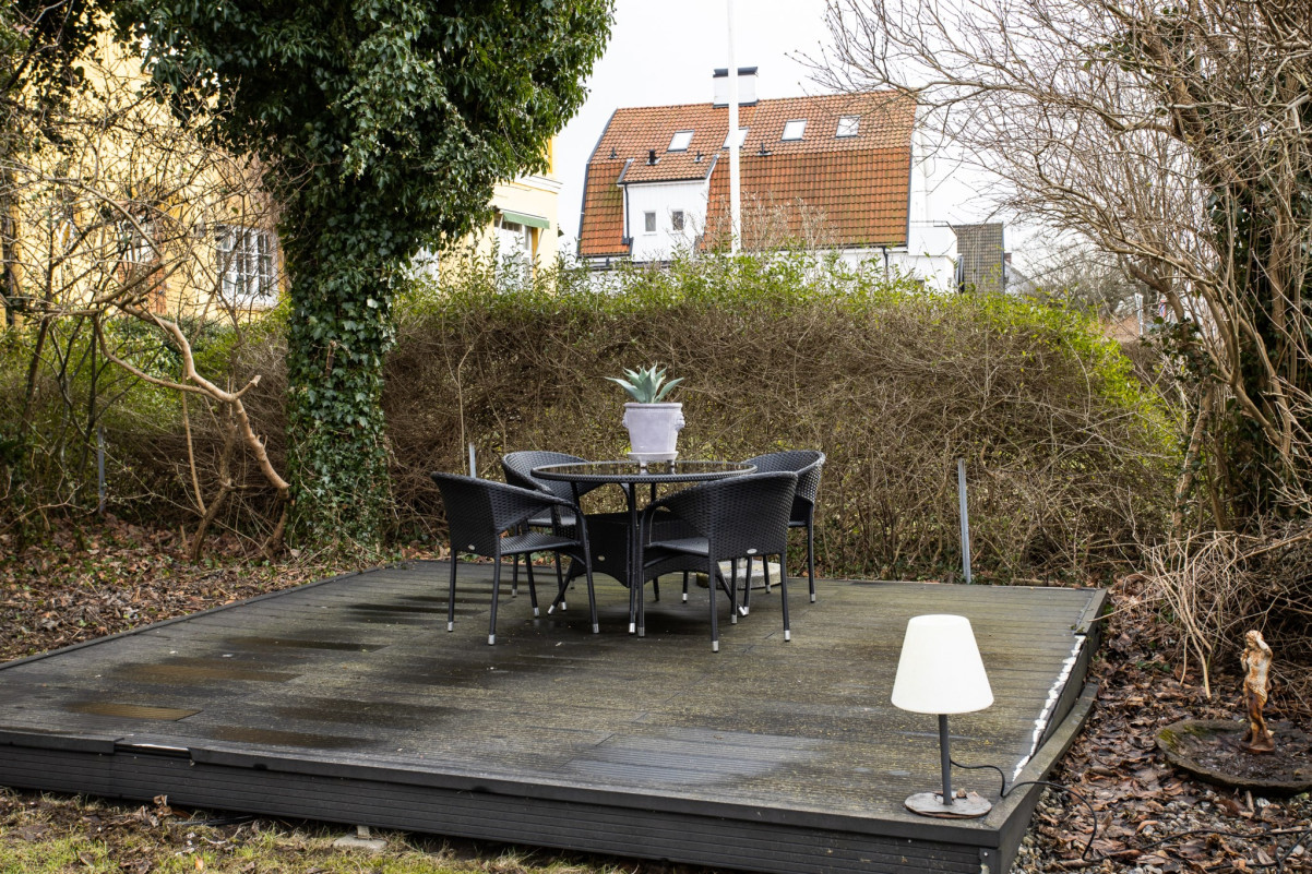 En av uteplatserna Köpingevägen 9