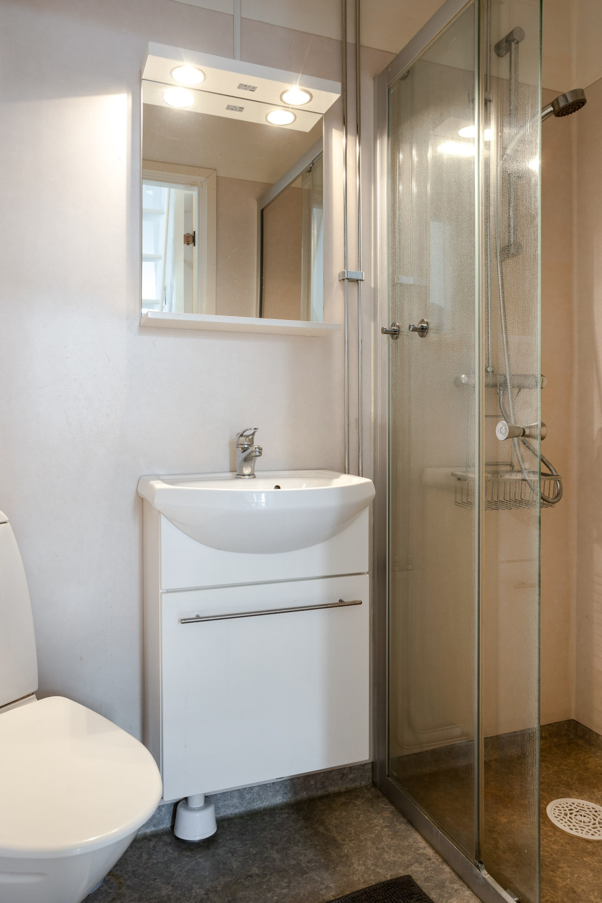 Badrum i en av vindsvåningarna Köpingevägen 9