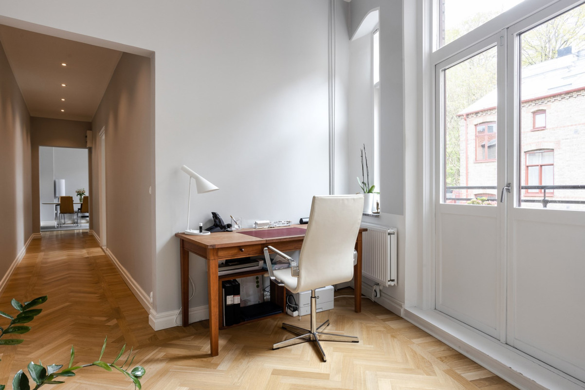 Kontorsplats vid utgången till balkongen Hälsovägen 9