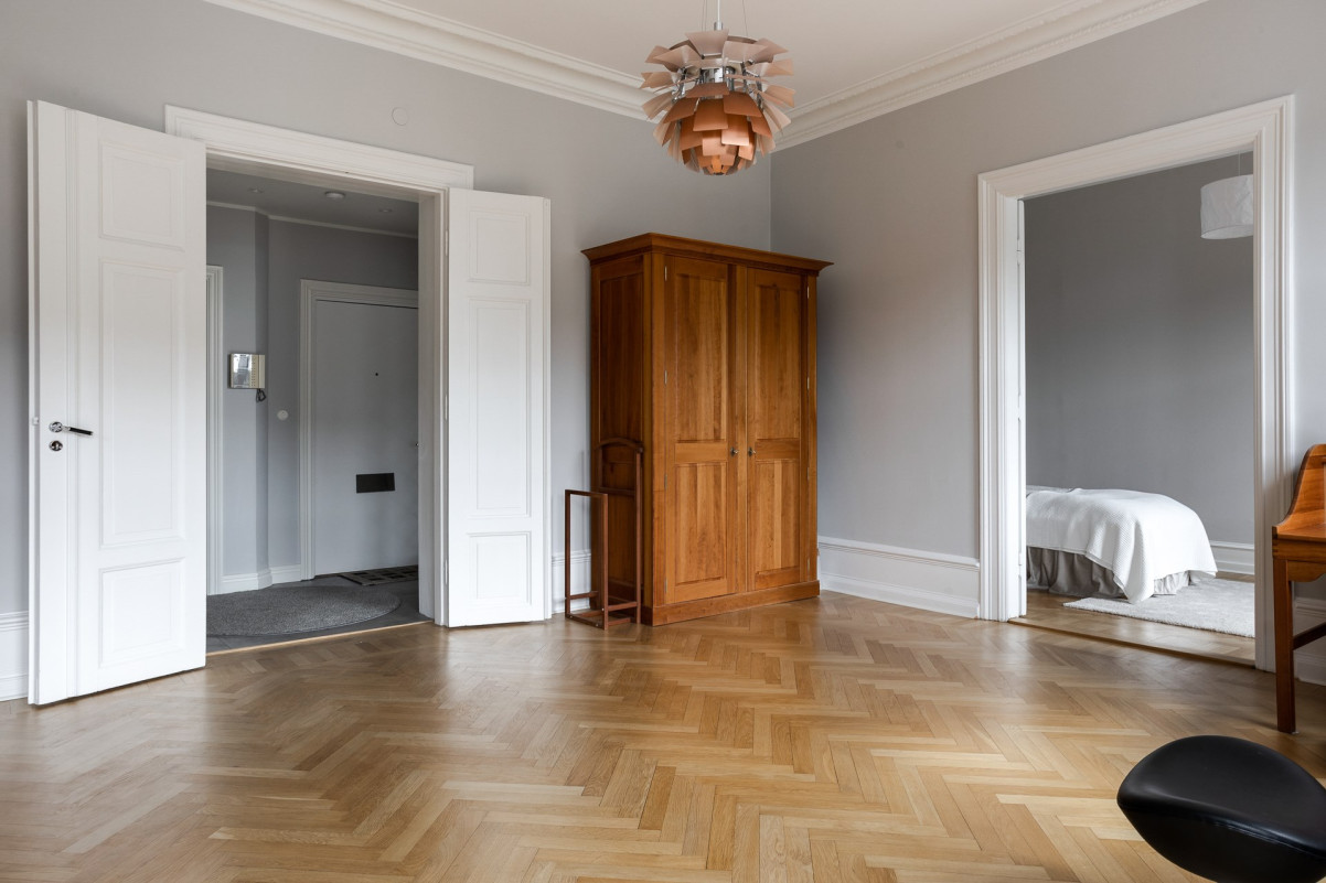 Vy från sällskapsrum mot entré och ett av bostadens totalt fyra sovrum Hälsovägen 9