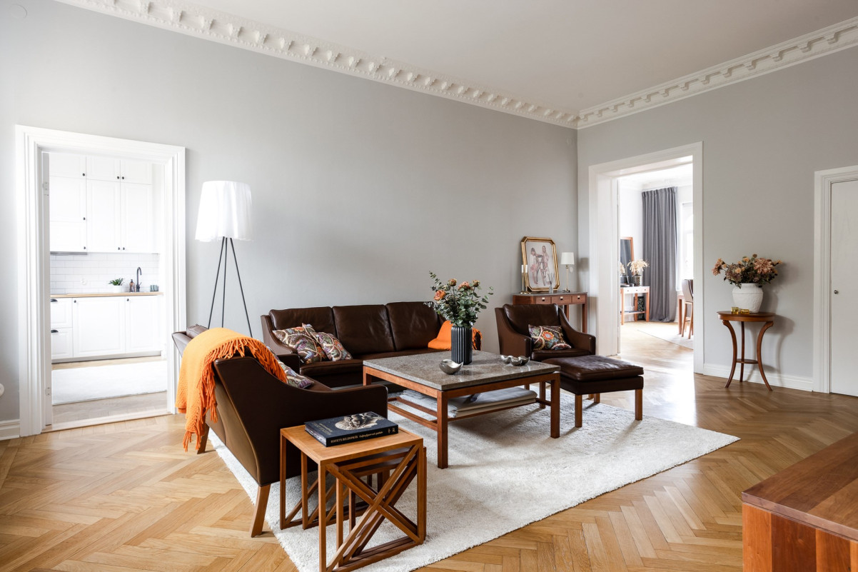 Vardagsrum - skymt in till uthyrningsdelen och matsalen Hälsovägen 9