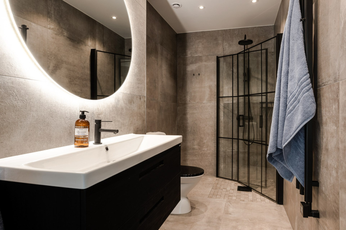 Ett av bostadens tre! badrum Hälsovägen 9