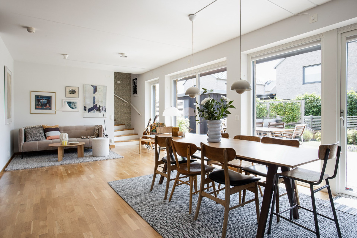 Matplats & vardagsrumsdel, öppet & socialt  Matplats & vardagsrumsdel, öppet & socialt  Astilbegatan 6