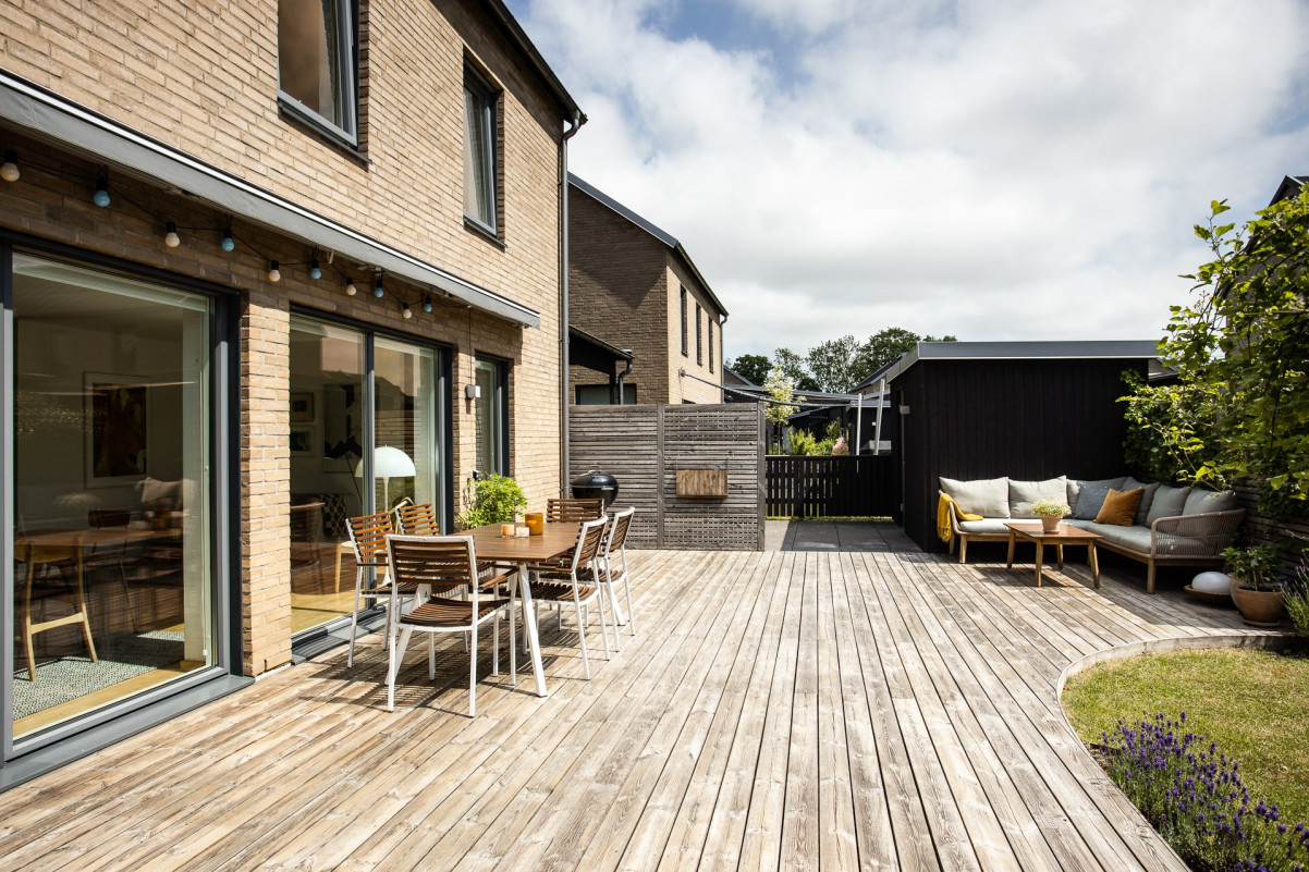 Tilltaget trädäck med dubbla uteplatser Tilltaget trädäck med dubbla uteplatser Astilbegatan 6
