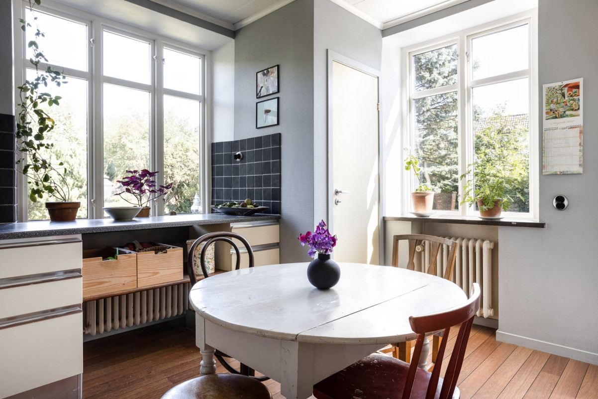 Stora vackra flaggfönster Wärdshusvägen 18