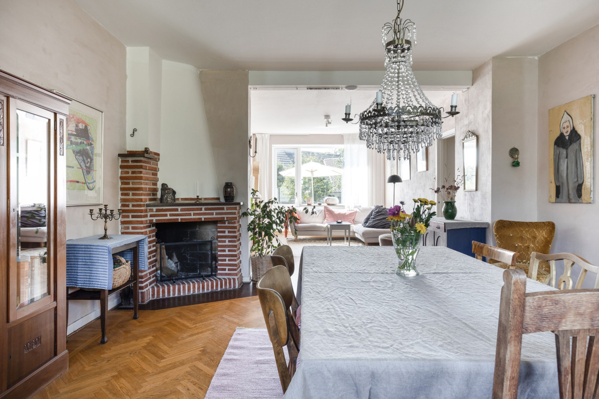 En av två eldstäder Wärdshusvägen 18