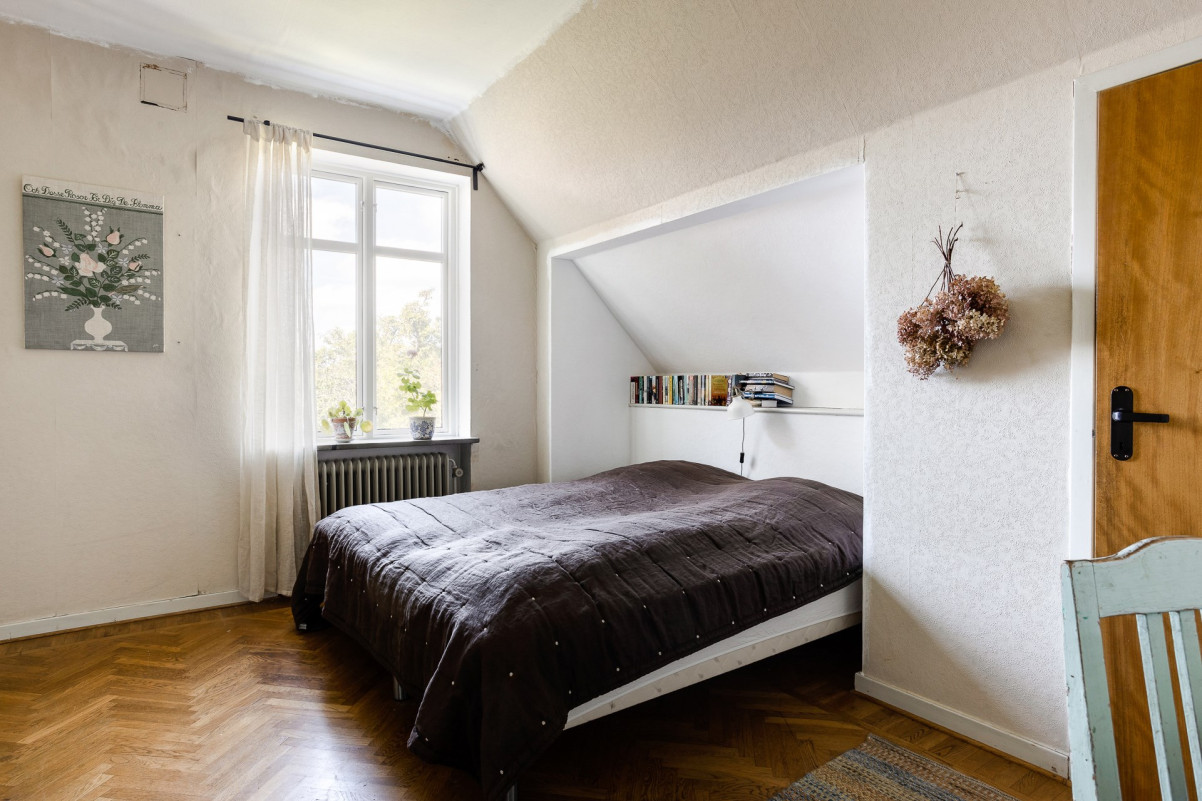 Sovrummet i studion - äldre bild, nyligen renoverat. Wärdshusvägen 18