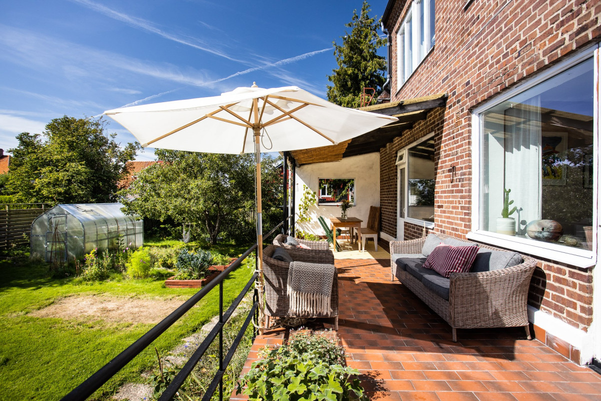 Altan i söder/väster läge Wärdshusvägen 18