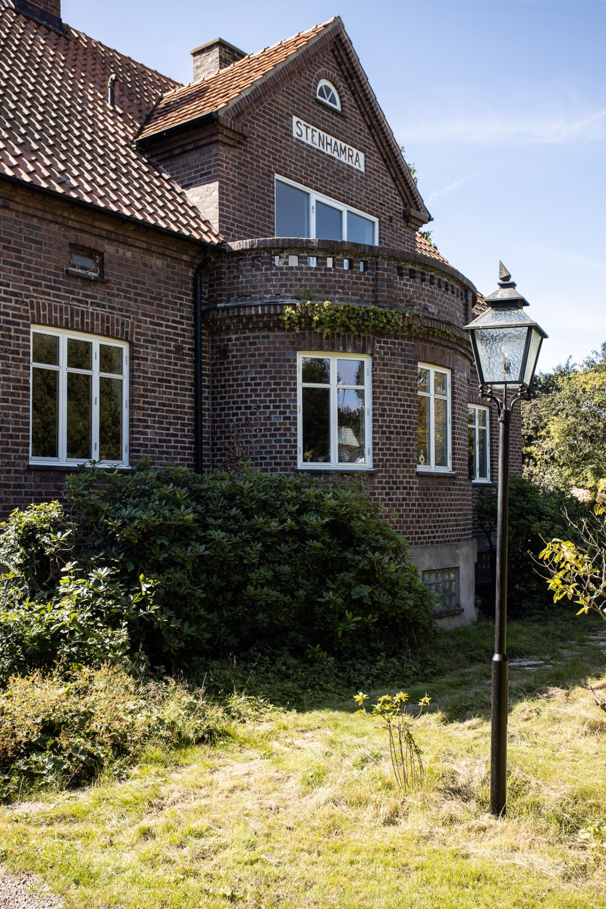 Vackra flaggfönster Wärdshusvägen 18