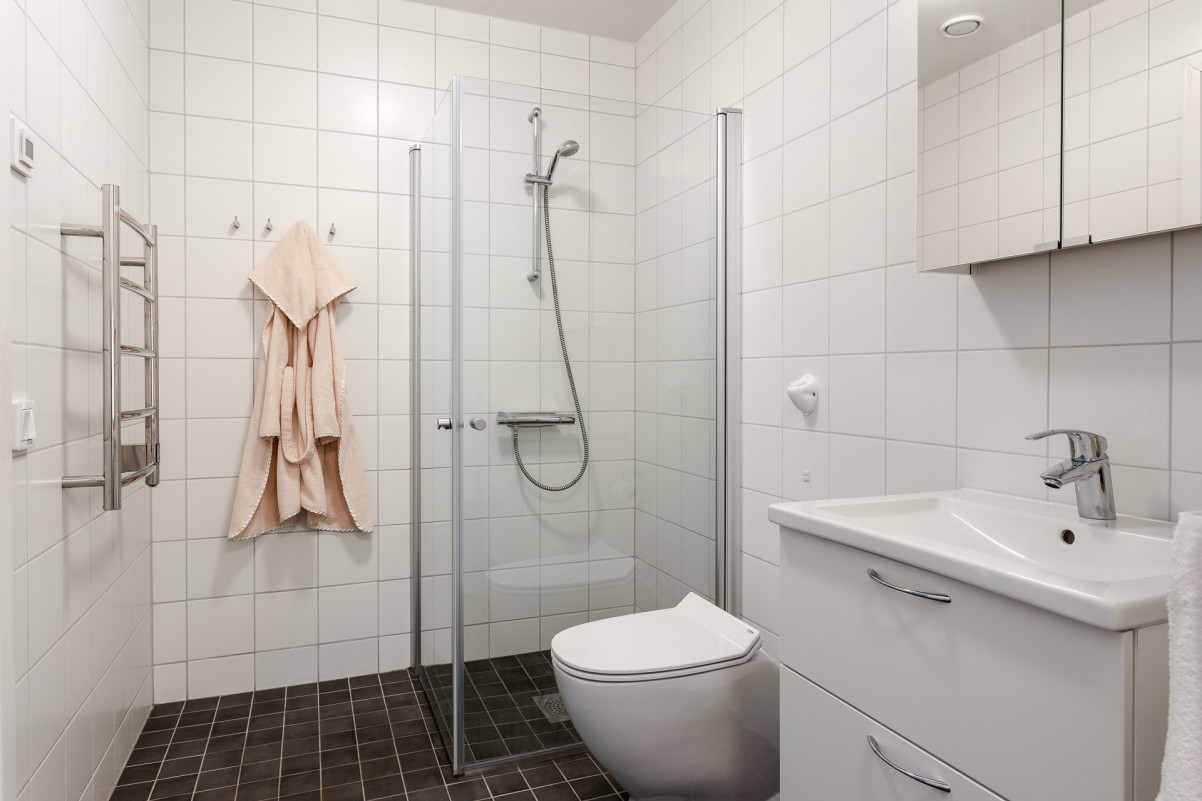 Stort badrum med tvättavdelning Redaregatan 33