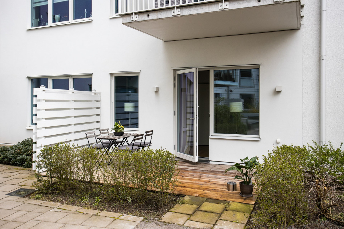 Uteplats på inhägnad innergård Redaregatan 33