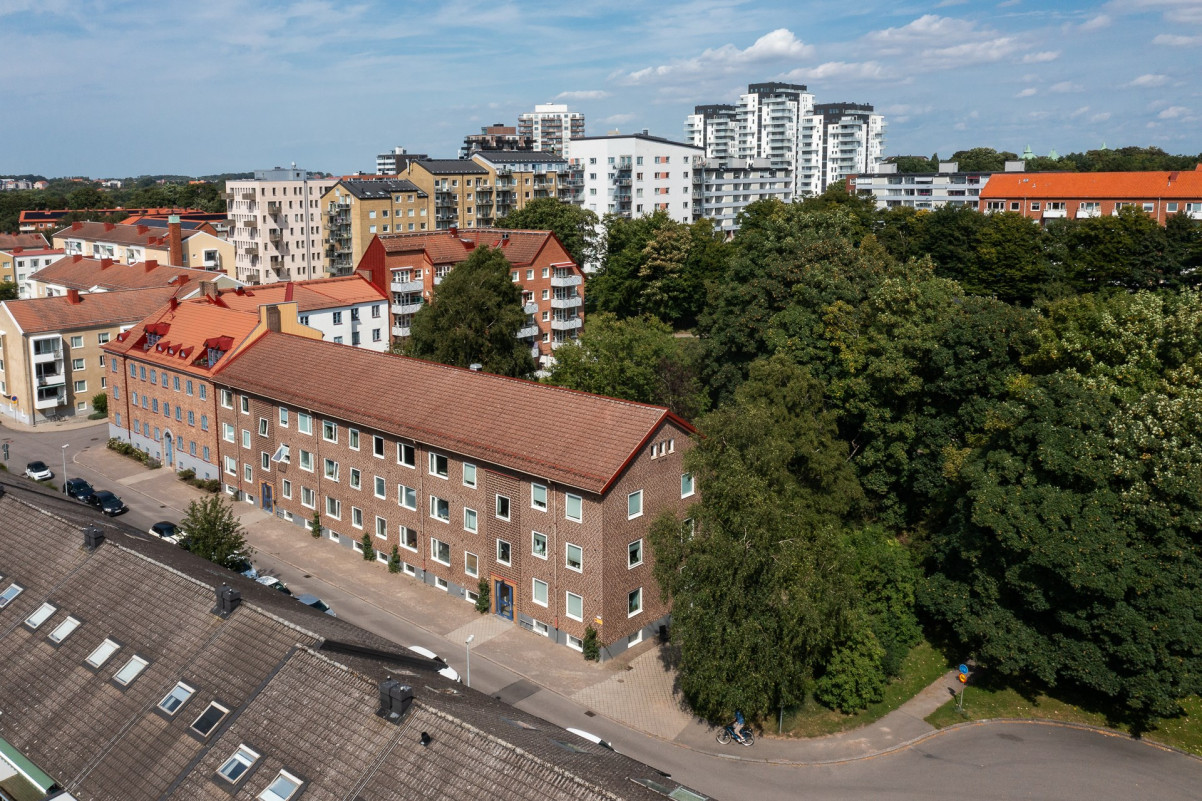 Gavelläge högst upp med grönskan som granne! Gavelläge högst upp med grönskan som granne! Röamöllagatan 34