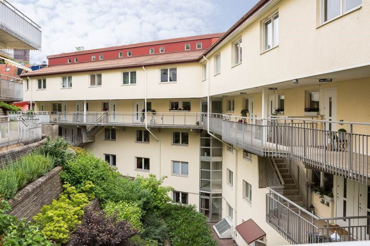 Planterade terasser på innergård vid Landborgens sluttning Fågelsångsgatan 2B