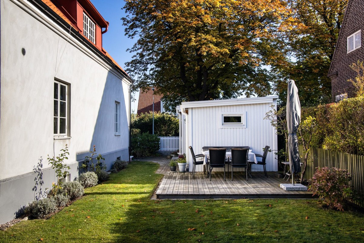 Uteplats med förrådsbyggnad och carport bakom Värmlandsgatan 10