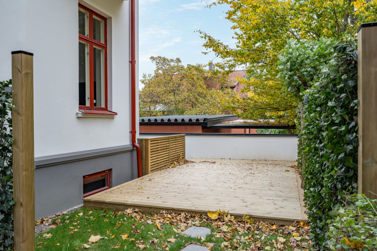 Innergård med trädäck Innergård med trädäck Hövitsmansgatan 4A