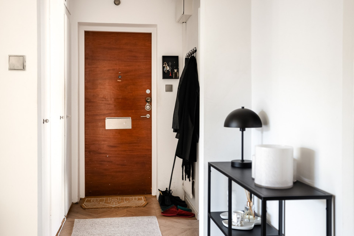 Hall med förvaringsmöjligheter i garderoberna Malmögatan 3B