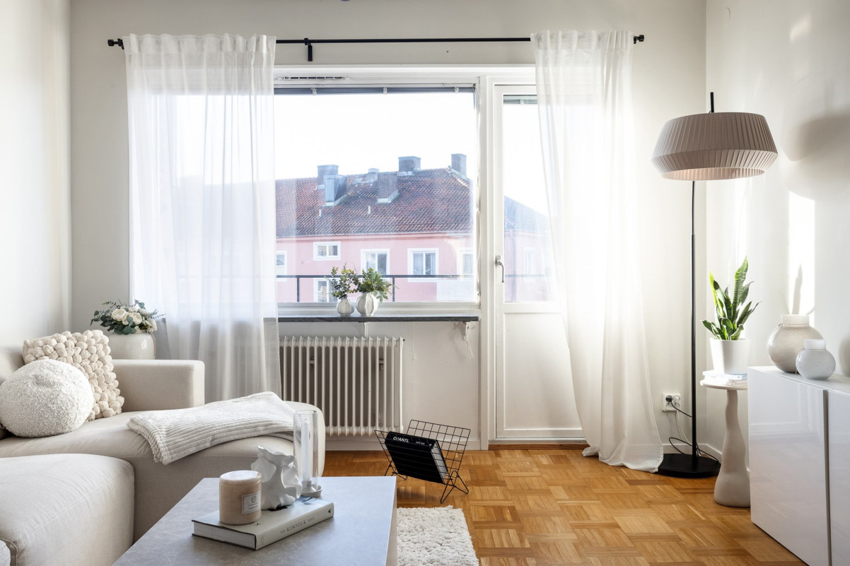 Vardagsrum med utgång till en solig balkong Malmögatan 3B