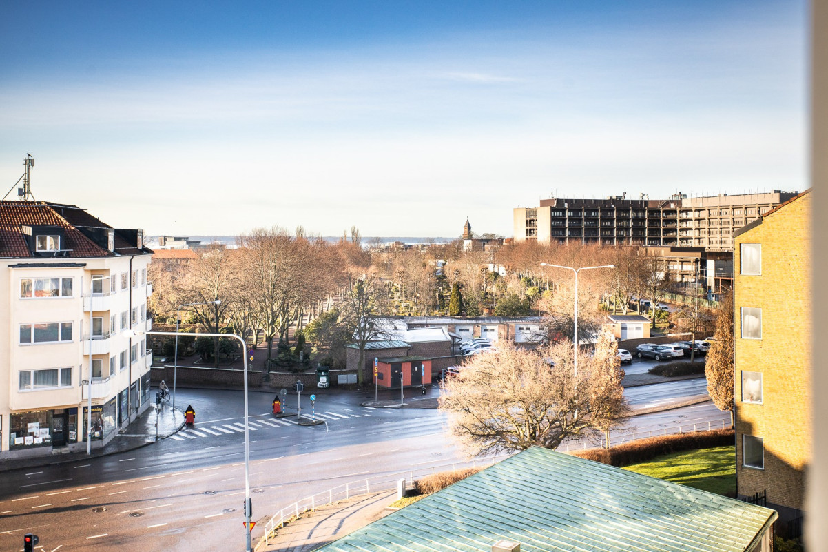Utsikt från balkongen över takåsar och Öresund Malmögatan 3B
