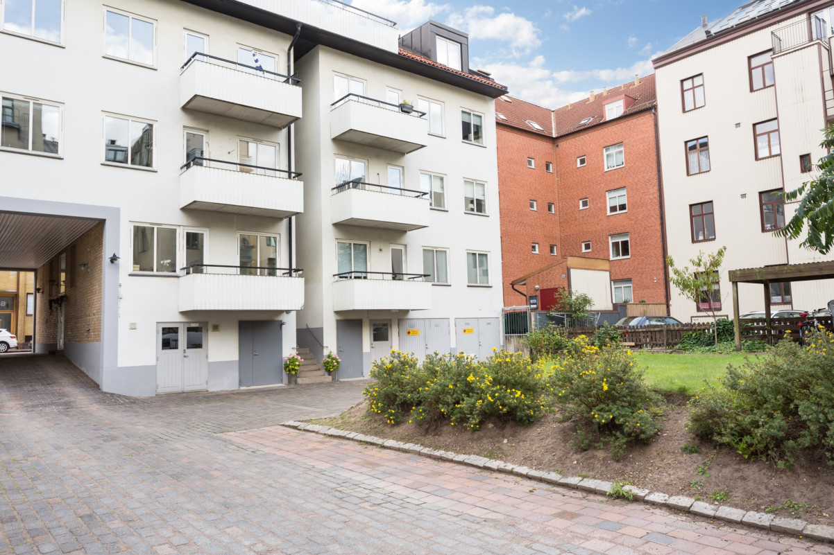 Mysig innergård med parkeringsplats (separat kö-system). Persgatan 51