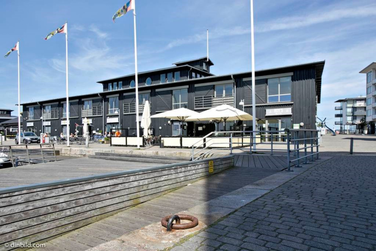 Roys fisk tvärs över kajpromenaden Roys fisk tvärs över kajpromenaden Trosshalaregatan 2