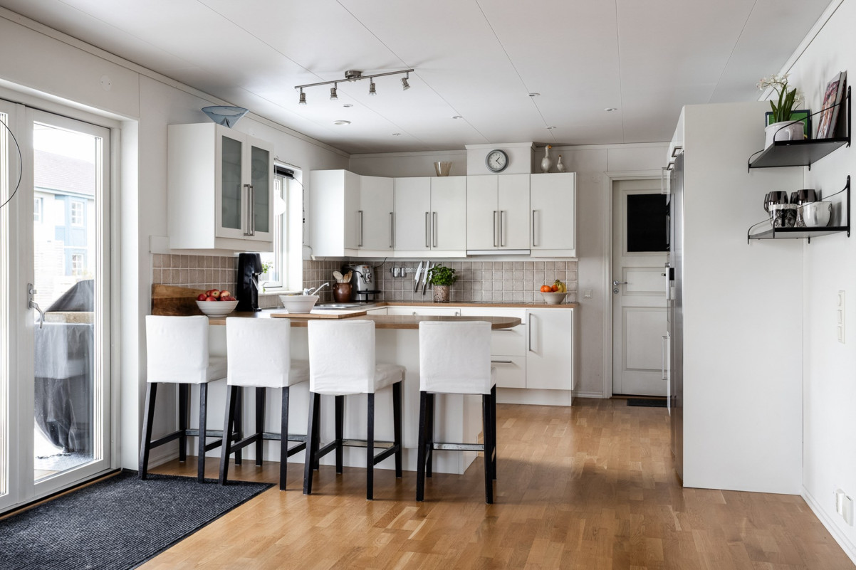 Vid köket finns utgång till trädäcket Fleningevägen 304