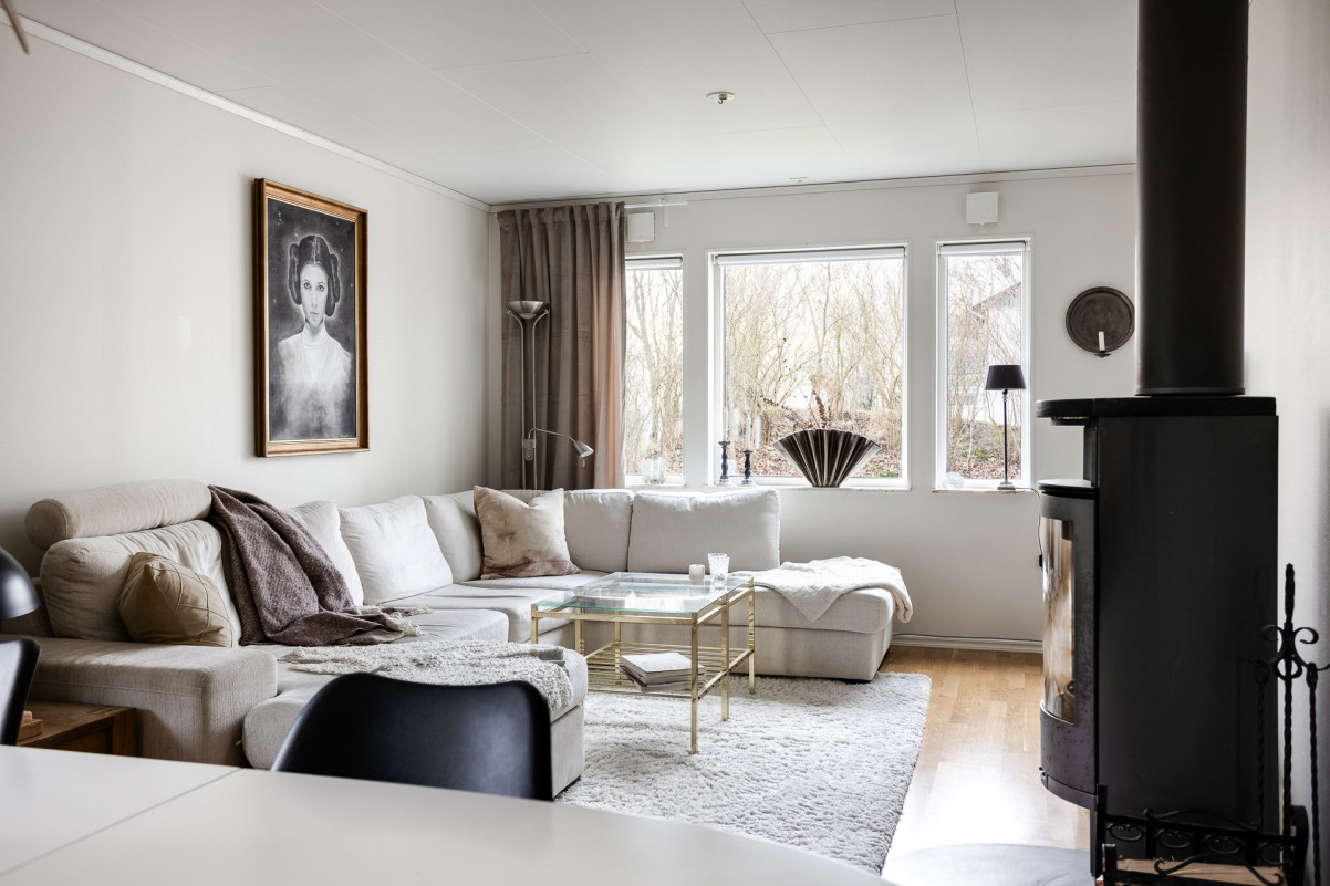Vardagsrum med kamin Fleningevägen 304