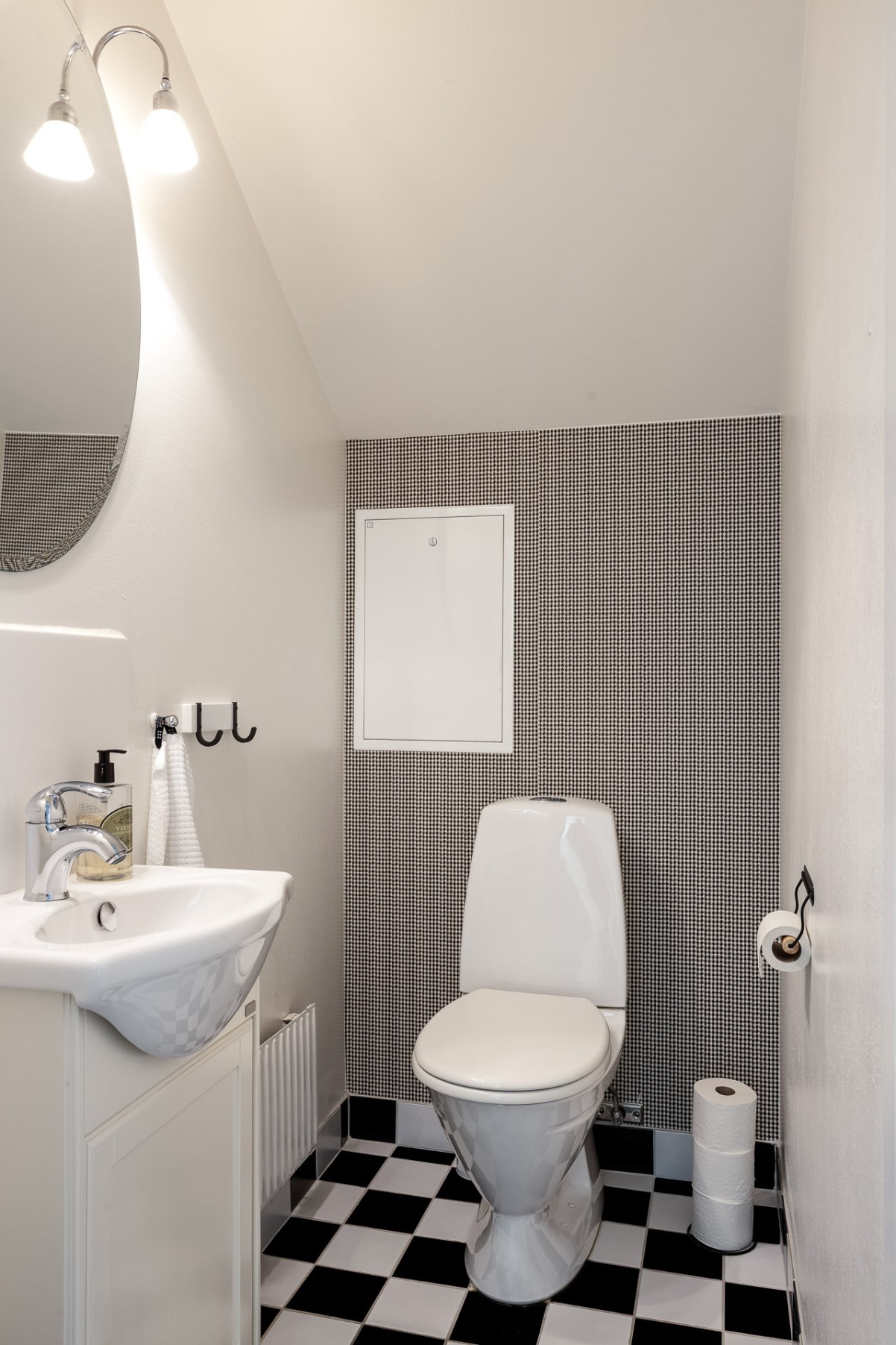 WC ovanvåning Hälsovägen 7A