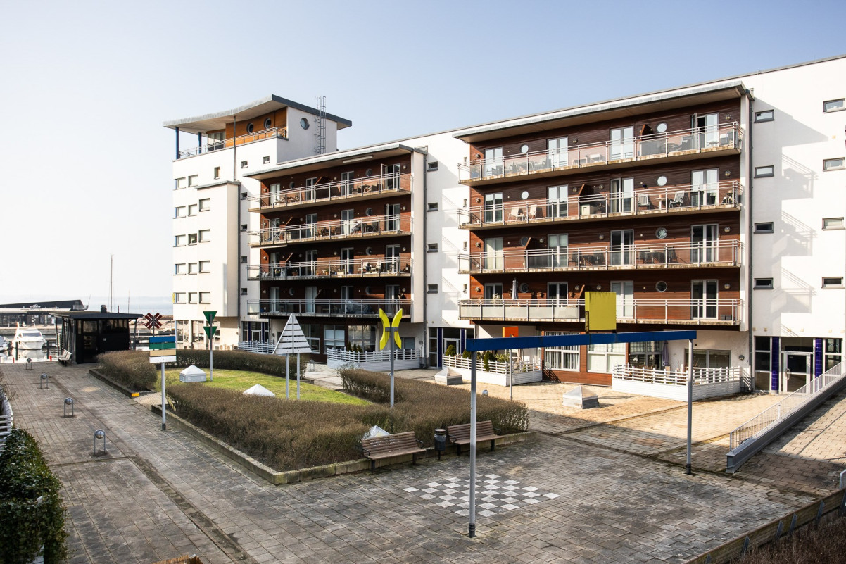 Föreningens innergård med sittytor och med gårdshuset som medlemmarna får nyttja! Föreningens innergård med sittytor och med gårdshuset som medlemmarna får nyttja! Trosshalaregatan 2