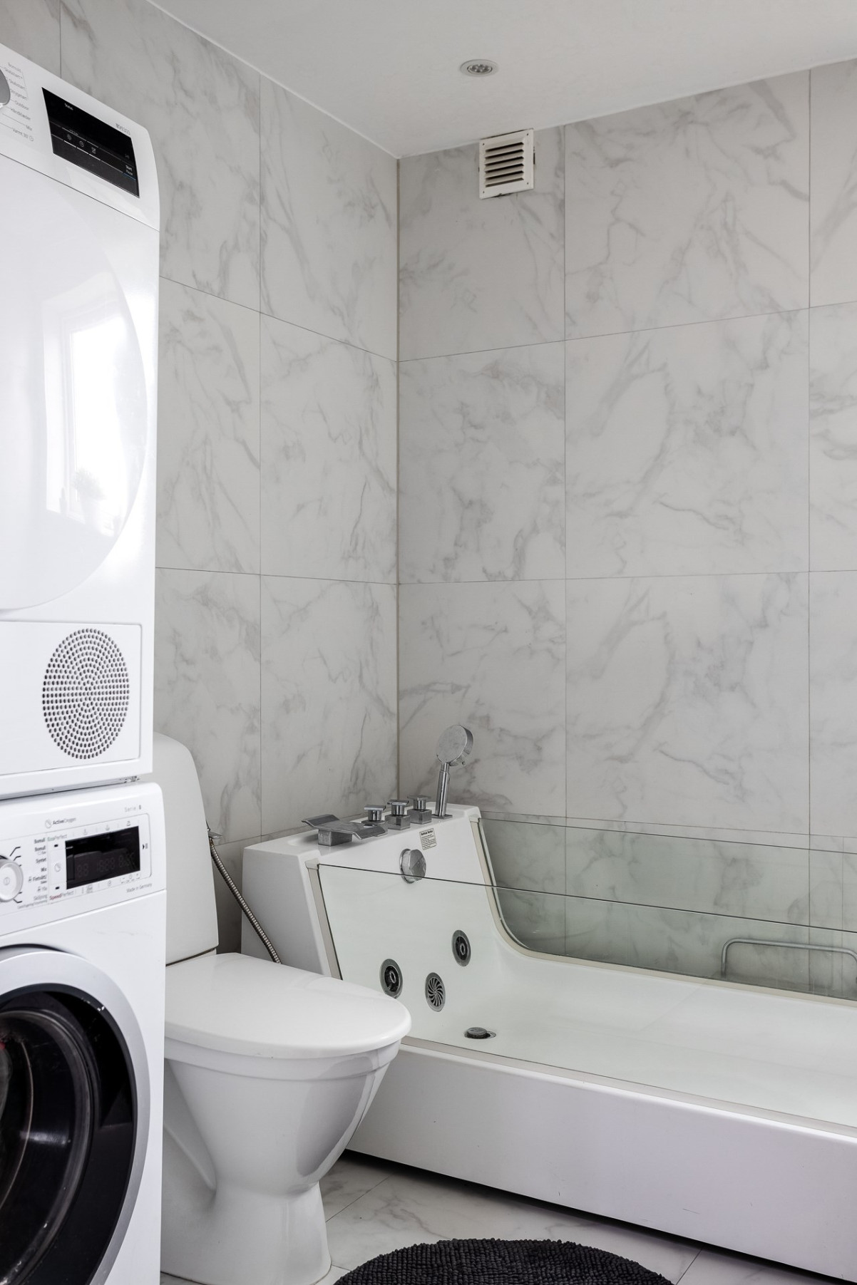 Stilrent badrum från 2021 utrustat med tvättmaskin och torktumlare Sockengatan 22A