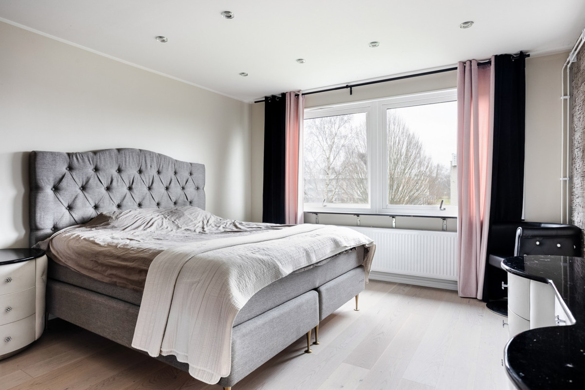 Master bedroom med direkt utgång till balkongen Sockengatan 22A