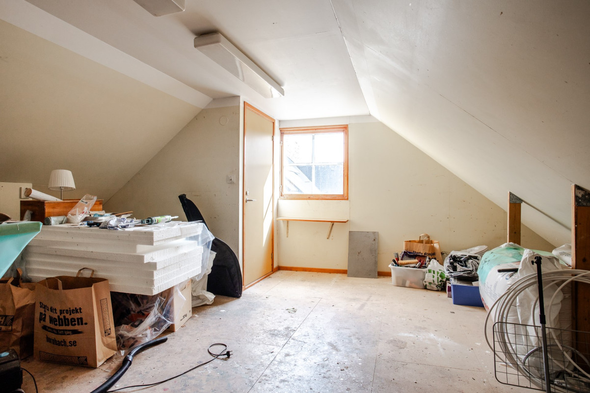 Garagets ovanvåning. Ett rum om ca 25 kvm. Tunnebergavägen 32