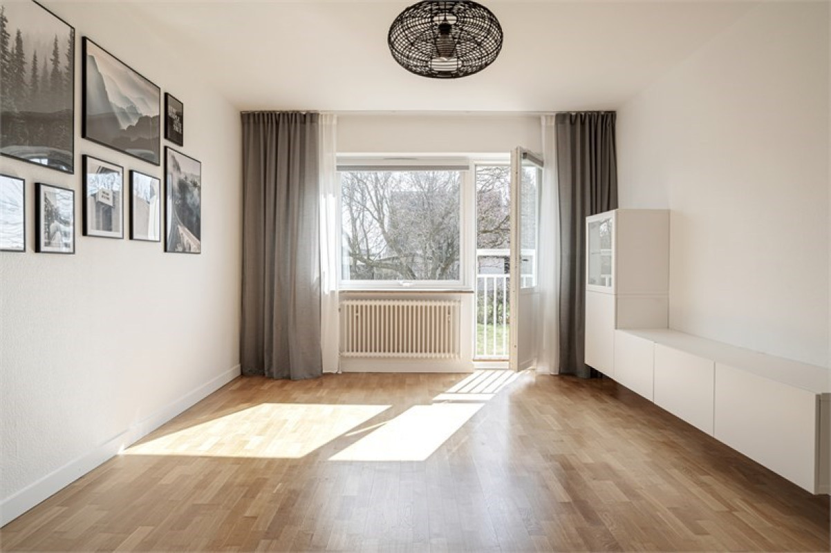 Generöst vardagsrum med fransk balkong Ystadsgatan 12C