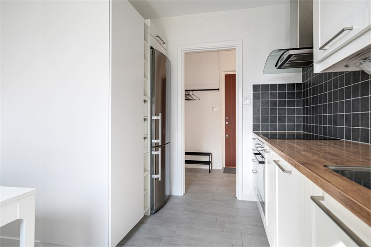 Vy från köket ut till hallen Ystadsgatan 12C