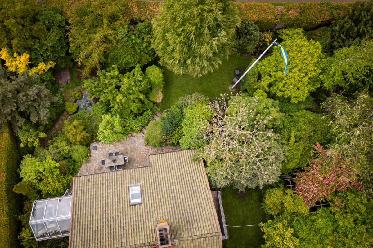 En parkliknande trädgård, genomtänk in i minsta detalj Skolvägen 30