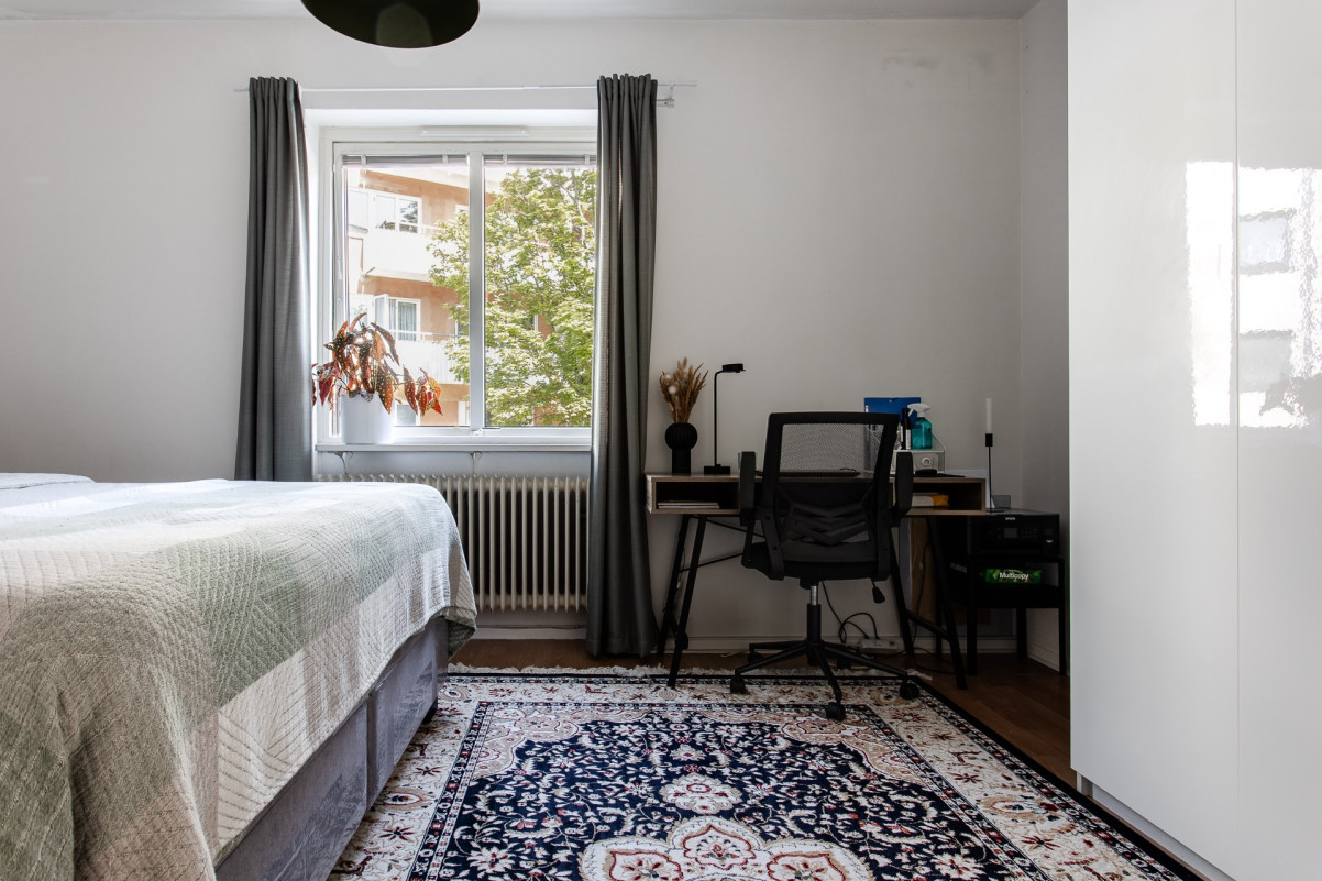 Stort sovrum med garderober Visitörsgatan 4