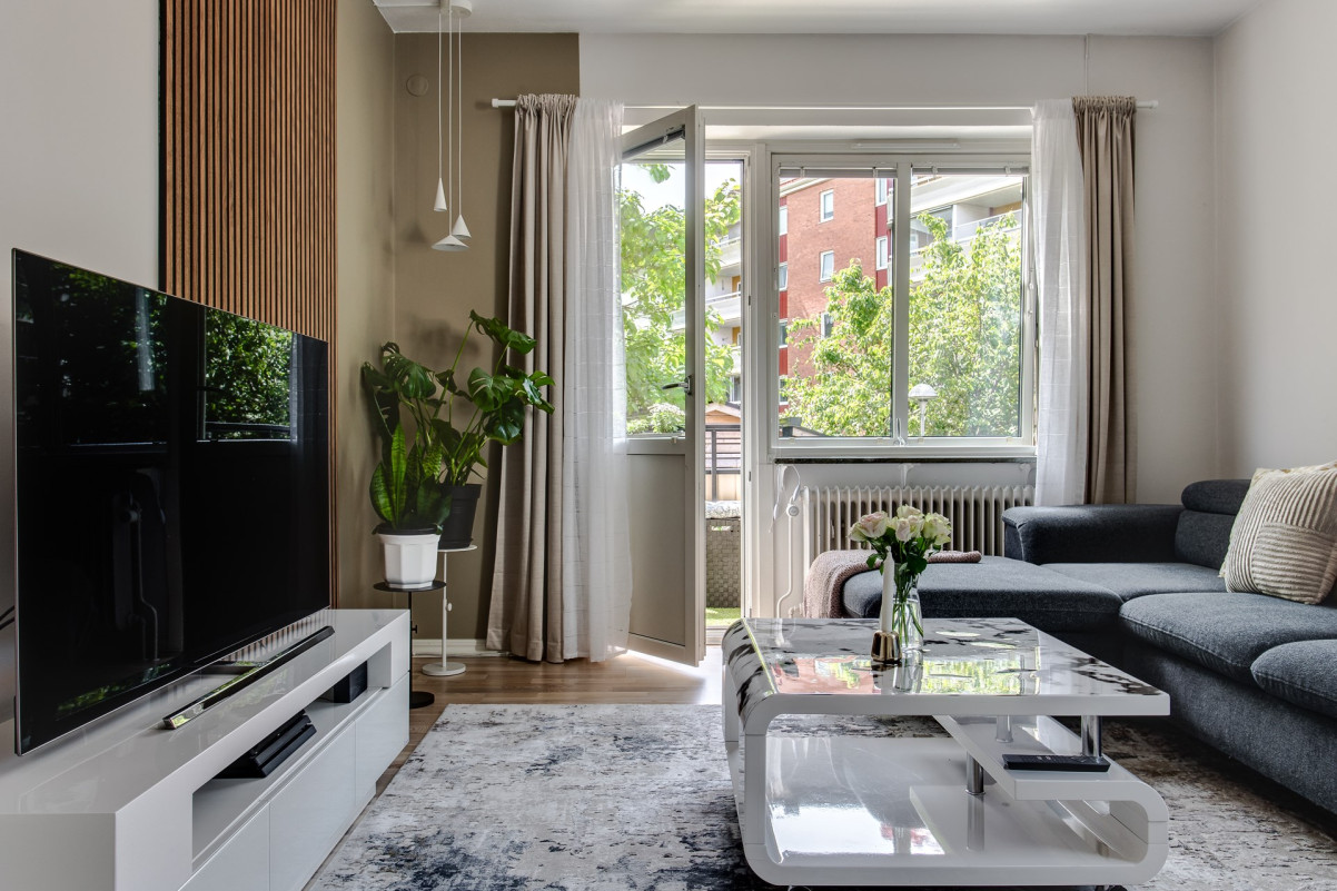 Modernt vardagsrum med utgång till balkongen i västerläge Visitörsgatan 4