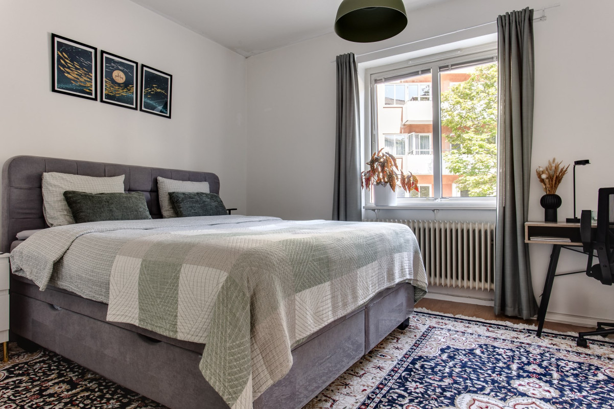 Stort sovrum med plats för dubbelsäng och skrivbord Visitörsgatan 4