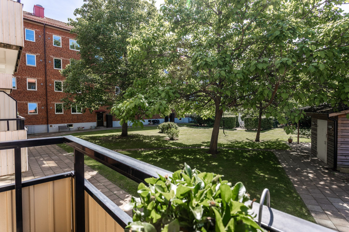 Balkong i västerläge med utsikt över den härliga innergården Visitörsgatan 4