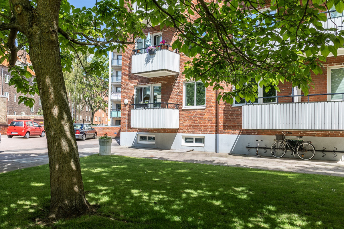 Bild från innergården mot balkongen Visitörsgatan 4