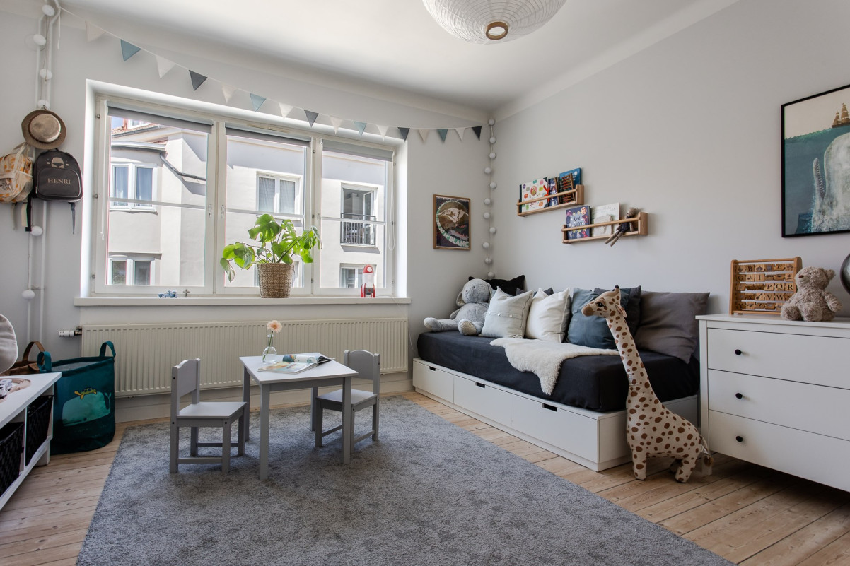 Ett av tre rymliga sovrum Pålsjögatan 8