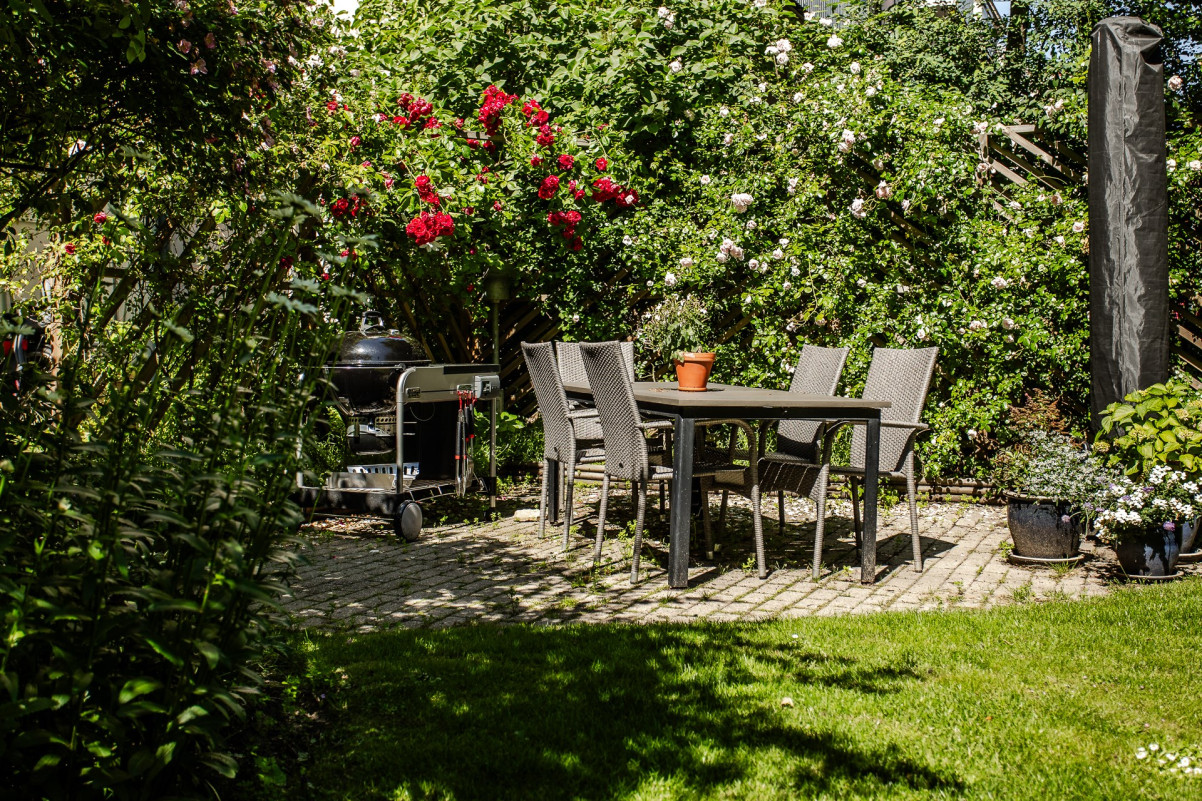 Föreningens innergård med sittgrupp och grillmöjligheter Pålsjögatan 8