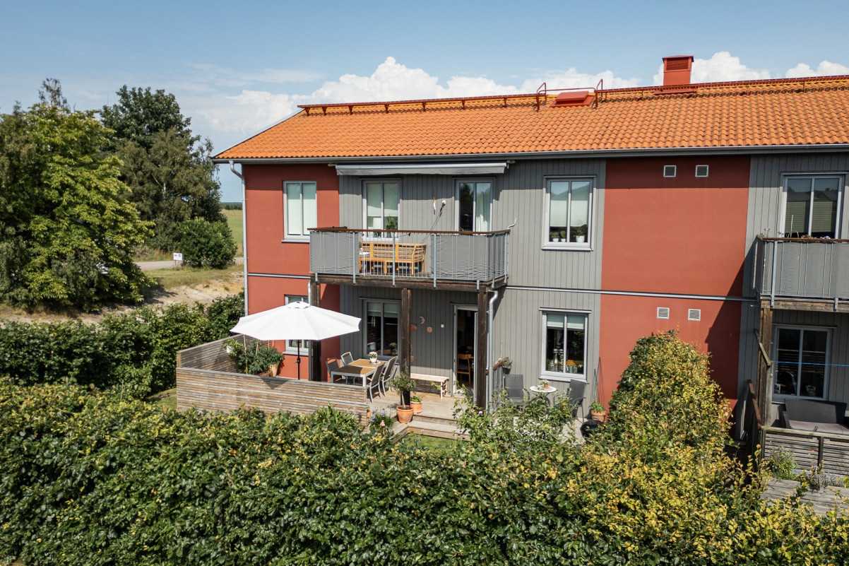 Solig trädgård i Västerläge Hylleblomsvägen 58