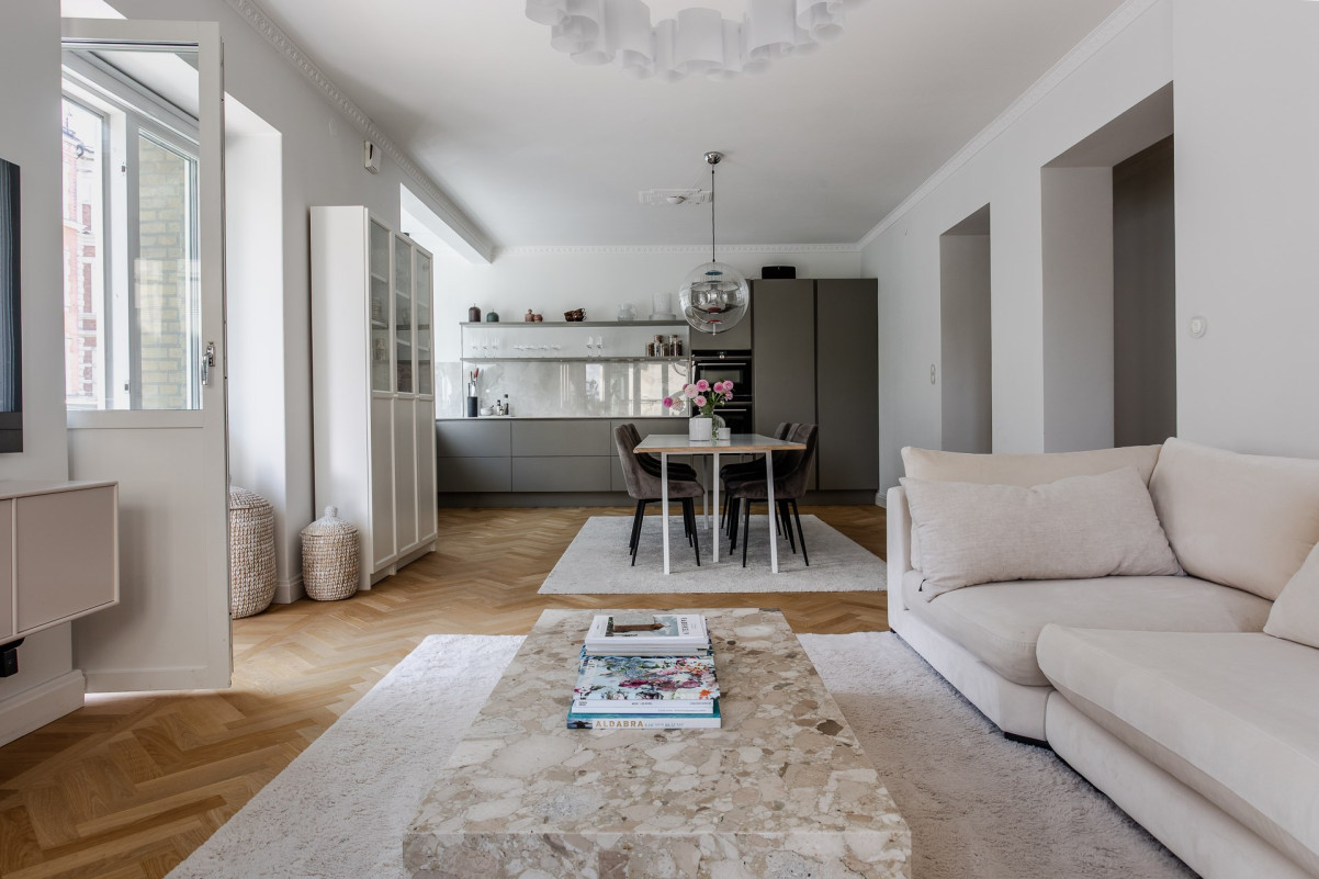 Vy från soffgrupp mot matplats Drottninggatan 53B