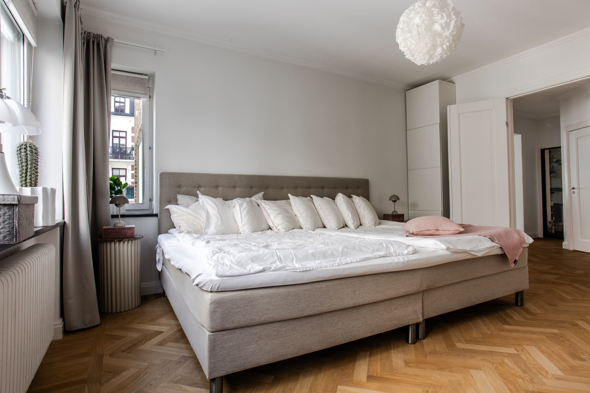 Lägg märke till att sängen är ovanligt bred Drottninggatan 53B