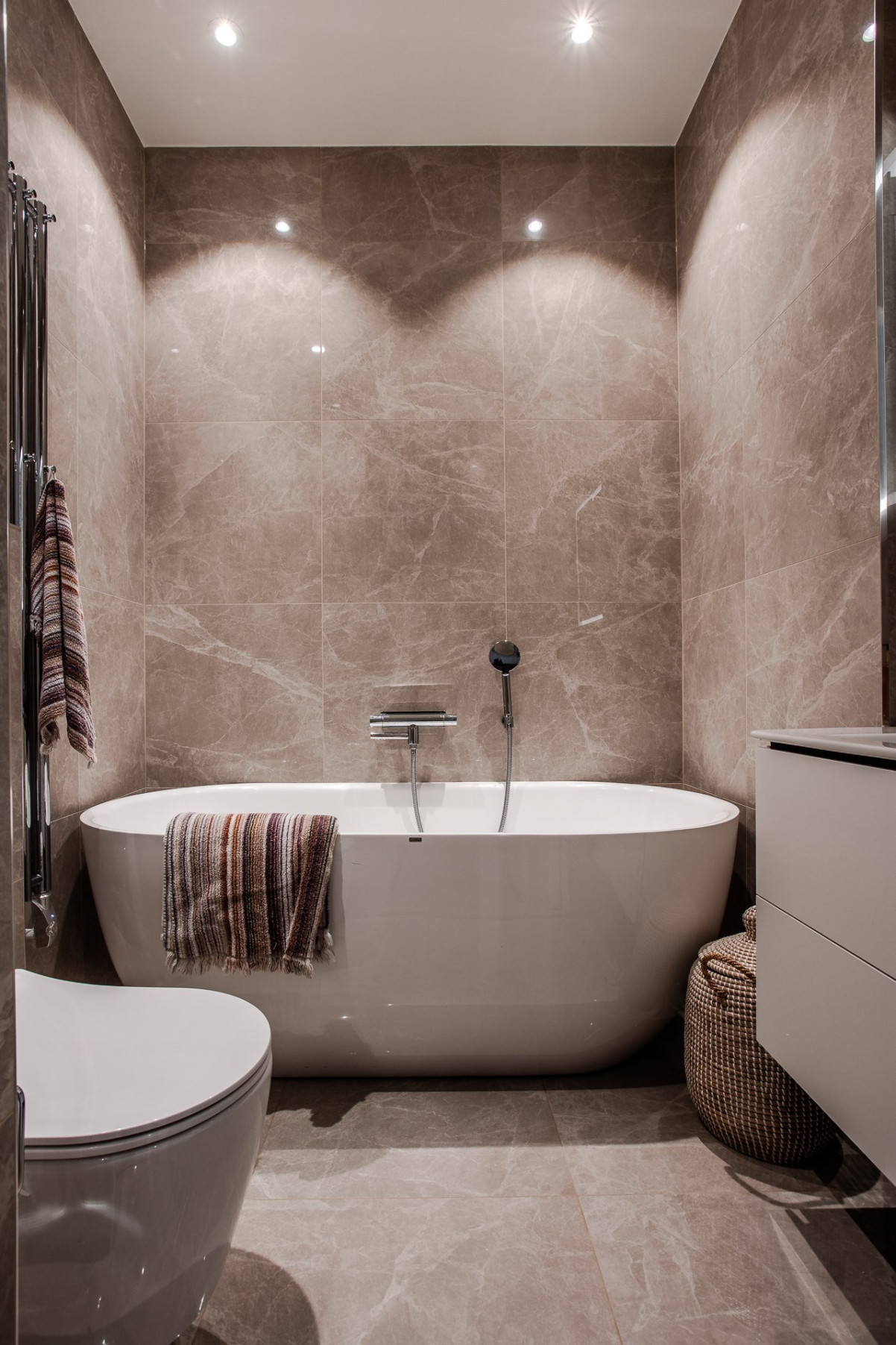 Bostadens andra badrum, samma exklusiva känsla med ett badkar istället! Drottninggatan 53B