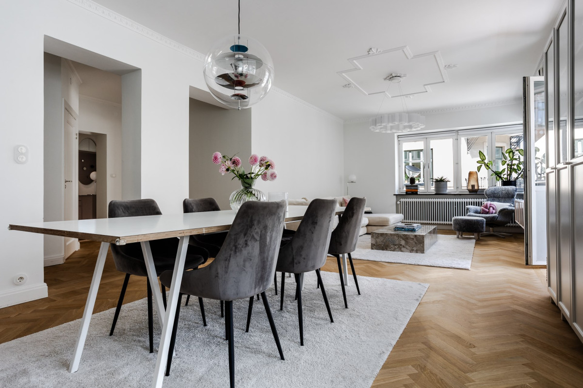 Massiv fiskbensparkett i hela lägenheten Drottninggatan 53B